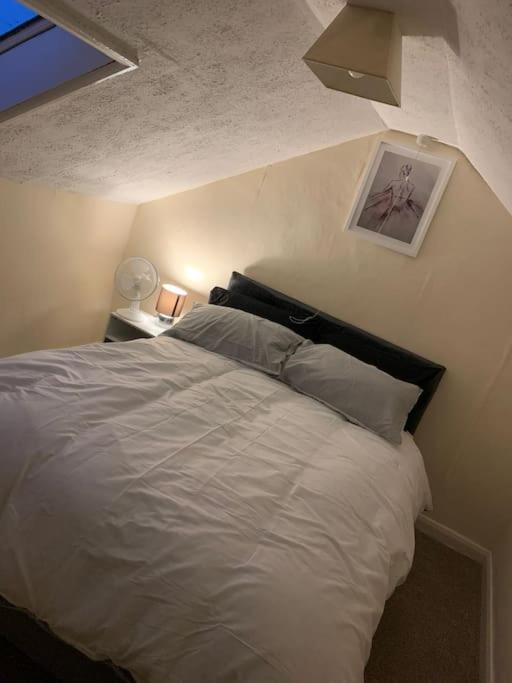 Cheerful 3-Bedroom House Brierley Hill Exterior photo